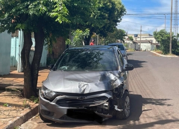 Carro bate em árvore na Vila Borges