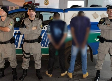 Polícia Militar prende dupla suspeita de traficar drogas no Bairro Dom Miguel