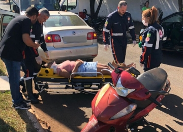 Acidente entre carro e moto na Alameda Barrinha deixa mulher ferida 