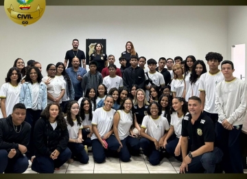 Por meio de projeto, estudantes visitam a Delegacia de Polícia Civil em Rio Verde 