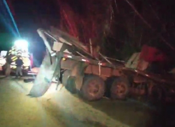 Motorista embriagado causa acidente e espalha carga de milho na rodovia