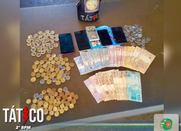 Dinheiro, drogas e objetos provenientes do tráfico são apreendidos e 2 pessoas presas