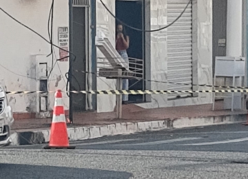 Mulher fica ferida com rompimento de fio na Rua Augusta Bastos nesta manhã (14)