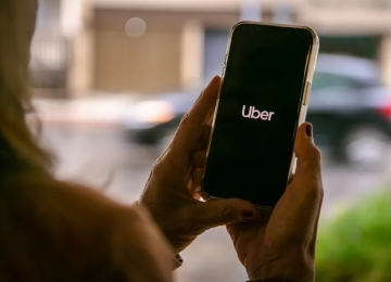 Uber é condenada a contratar todos os motoristas e caso não cumpra pode ser multada em R$ 10 mil diariamente 