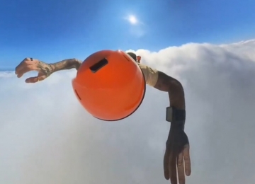 Imagens impressionantes gravadas por paraquedista durante salto entre as nuvens; teria coragem?