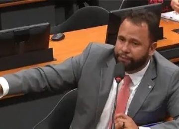 Deputado Pastor Henrique Vieira defende casamento homoafetivo, e fala chama atenção