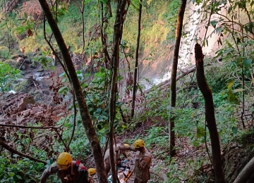 Bombeiros de Rio Verde fazem resgate de vítima em cachoeira no Distrito de Ouroana