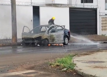 Carro pega fogo no Solar do Agreste em Rio Verde