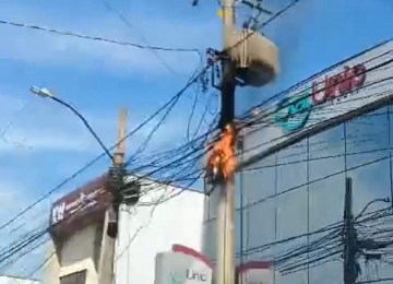 Fogo é registrado em poste de energia na Rua Abel Pereira de Castro, em Rio Verde