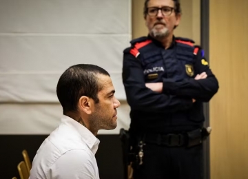 Começa julgamento de Daniel Alves por acusação de estupro na Espanha
