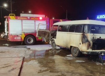 Kombi pega fogo em posto de combustível de Rio Verde após motorista dar partida