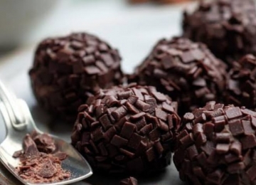 Mulher tenta matar marido com brigadeiros envenenados, suspeita desistiu do crime e se entregou para polícia