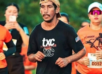 Bêbado e de chinelo: quem é o homem que ganhou medalha em corrida