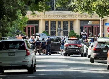 Atirador abre fogo em igreja nos EUA, mata 2 crianças e deixa 17 feridos