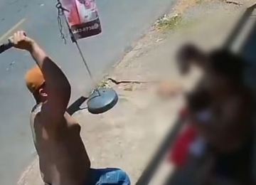 Mulher com bebê no colo é espancada com facão pelo companheiro