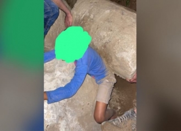 Criança de 8 anos fica presa entre pilares de concreto