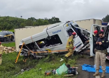 Seis pessoas morrem após carreta descer desgovernada durante assalto