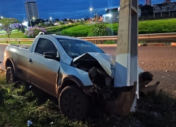 Carro bate em poste, é abandonado e interdita Avenida Paulo Roberto