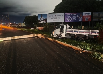 Caminhonete derruba poste de energia após colisão na avenida Paulo Roberto Cunha