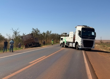 BR-452 está interditada nos dois sentidos para retirada de carreta