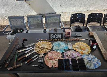 GCM apreende quase R$ 5 mil, crack, facas e celulares em ação contra o tráfico na Vila Amália
