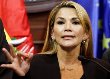 Jeanine Áñez, nova presidente da Bolívia diz querer reconstruir as relações com outros países