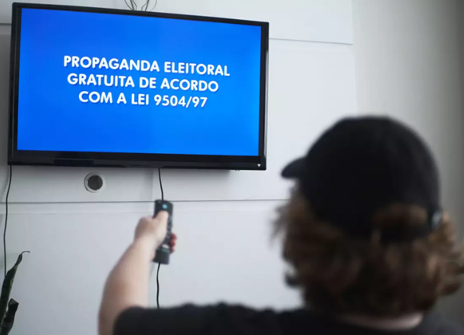 HORÁRIO ELEITORAL GRATUITO: DEMOCRACIA NA TELINHA OU PERDA DE TEMPO?