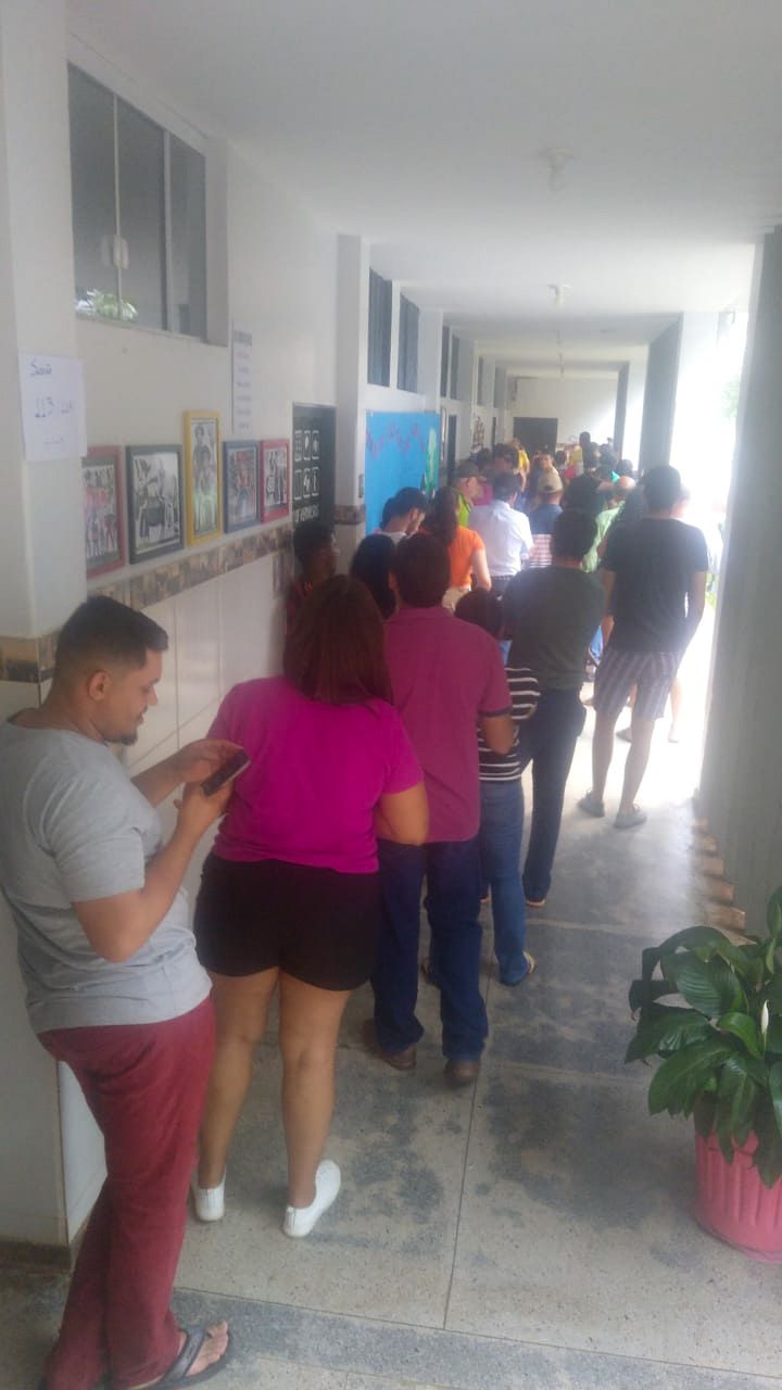 Urnas são encerradas com filas de eleitores