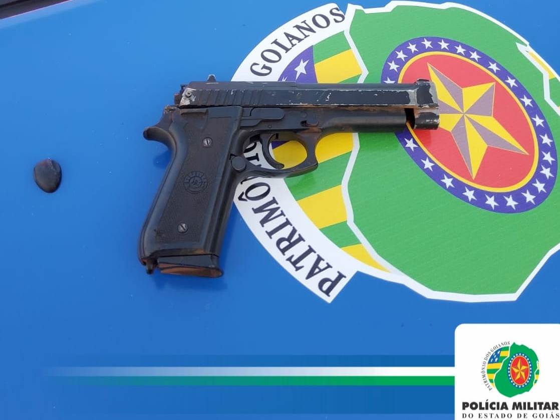 Polícia flagra homem sem CNH em moto e com simulacro de arma de fogo em Rio Verde