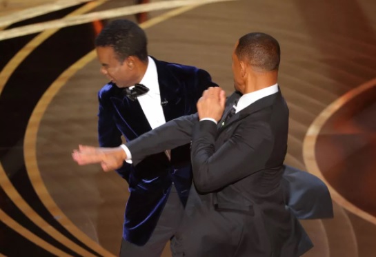 Academia do Oscar afirma não tolerar violência após Will Smith dar tapa em Chris Rock durante cerimônia