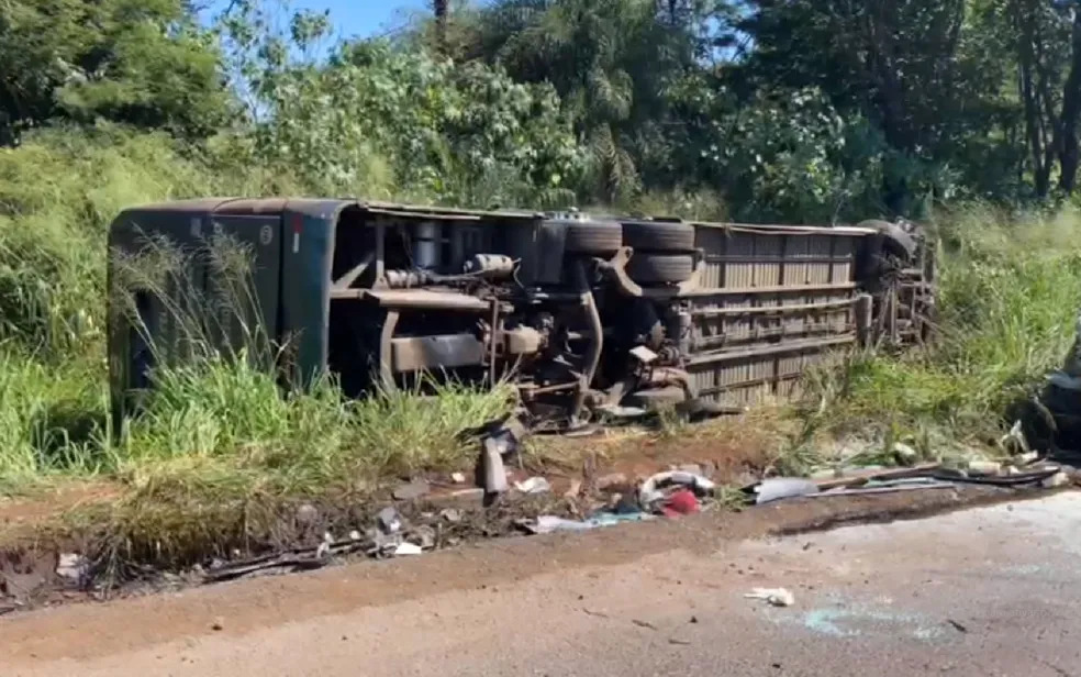 Acidente entre ônibus e carro deixa três mortos e mais de quarenta feridos 