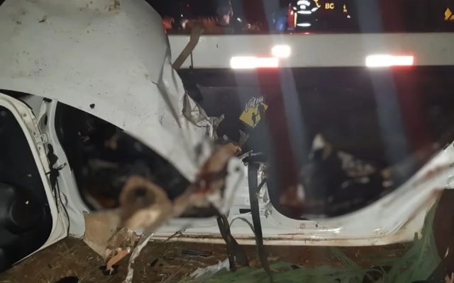 Acidente entre carro e caminhão deixa 5 mortos na BR-452 