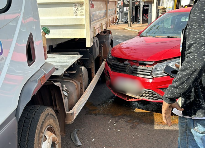 Acidente envolve carro e caminhão em rua do Bairro Popular, em Rio Verde