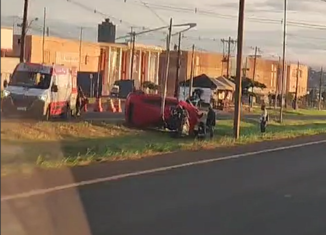 Veículo capota no canteiro central e colide em poste na BR-060, em Rio Verde