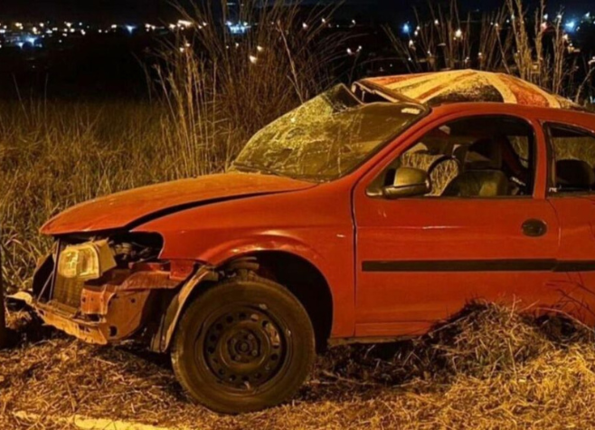Adolescente morre após namorado bater carro contra poste em Jataí