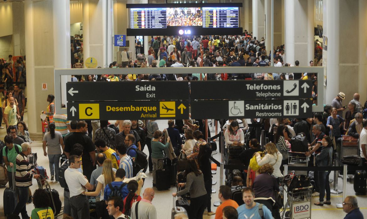 Aeronautas entram em greve e aeroportos já registram atrasos