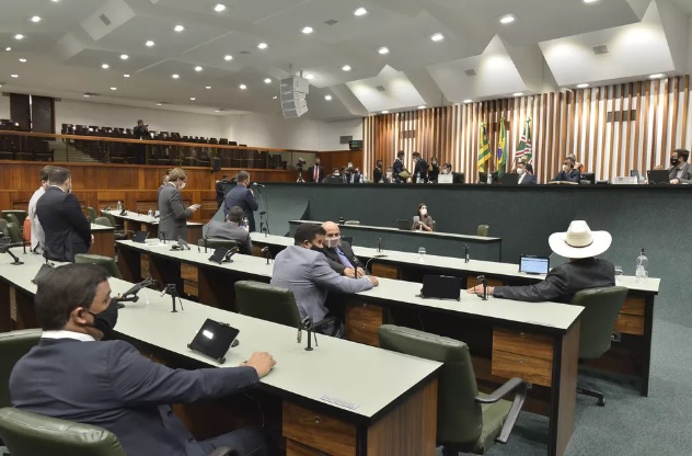 Alego aprova projeto que autoriza tribunais a furar teto do funcionalismo com salários acima de R$ 39 mil