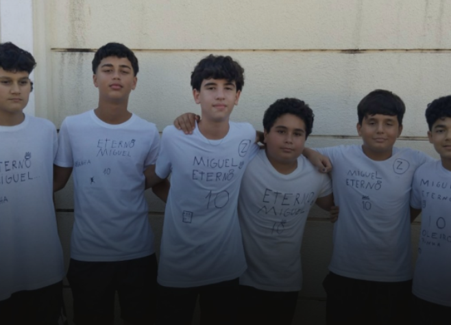 Amigos de Miguel, neto do prefeito de Itumbiara prestam homenagens durante o velório