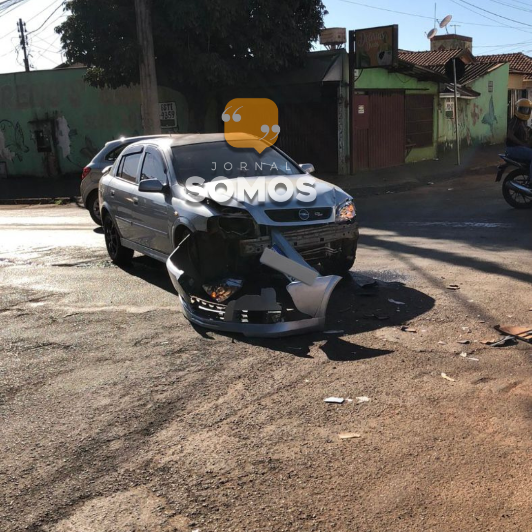 Acidente entre dois carros no Santo Antonio de Lisboa