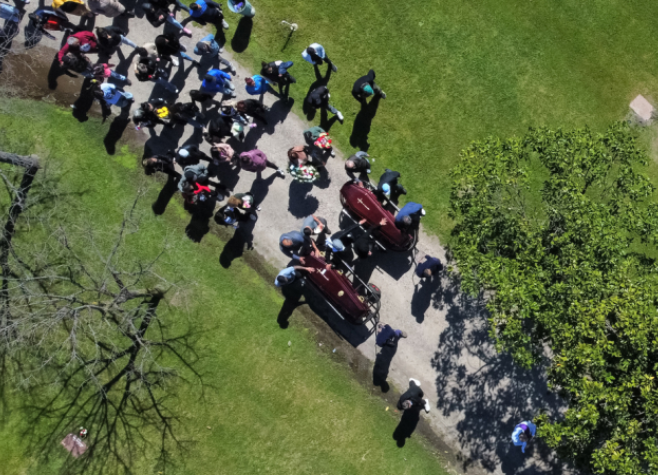Assassinato transmitido ao vivo de três jovens na Argentina gera indignação