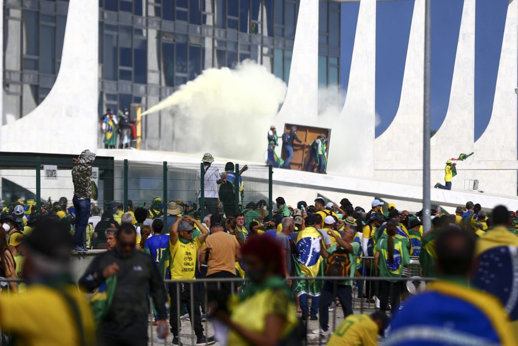 Coluna Cairo Santos: 08 DE JANEIRO POE DEMOCRACIA EM TESTE NO BRASIL