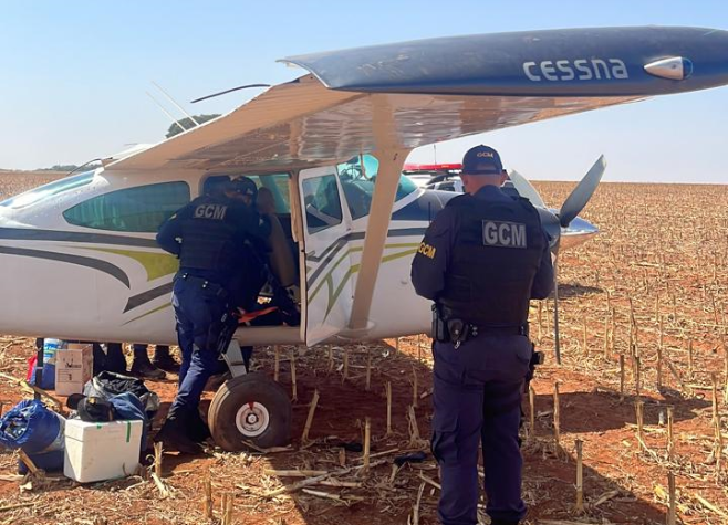 Avião faz pouso forçado em área rural de Rio Verde e piloto e copiloto são presos