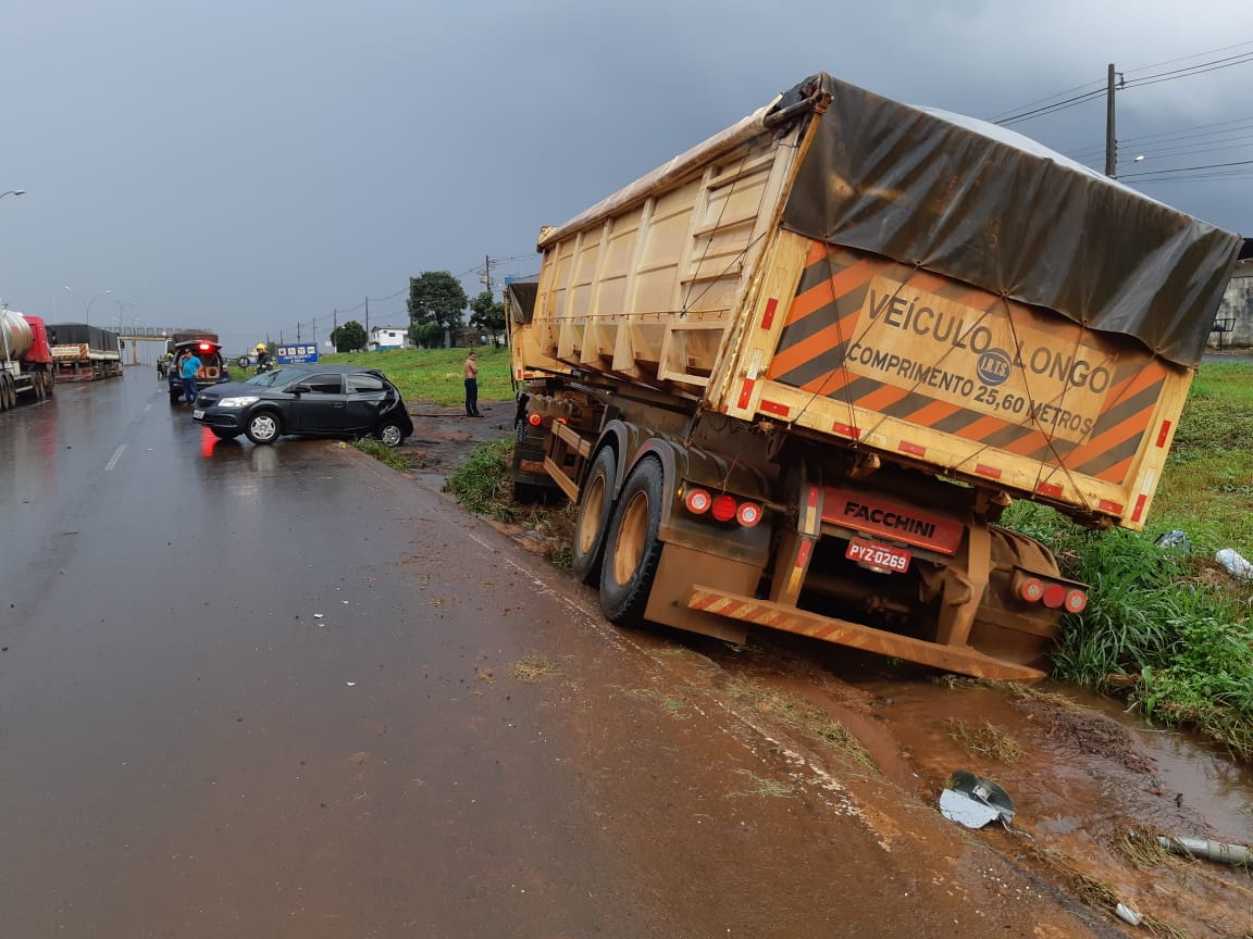 Caminhão derruba poste e deixa rodovia interditada em Rio Verde