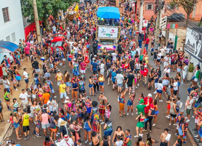 Diversidade e animação marcam o primeiro dia de desfiles do Bloco K Pra Nós em Rio Verde