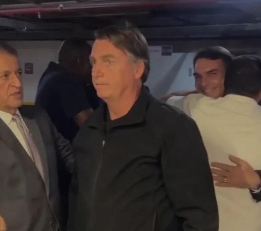Bolsonaro retorna ao Brasil após três meses nos Estados Unidos