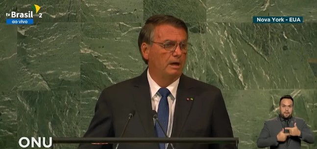 Bolsonaro discursa, após ter sua imagem projetada no prédio da ONU sendo chamado de vergonha