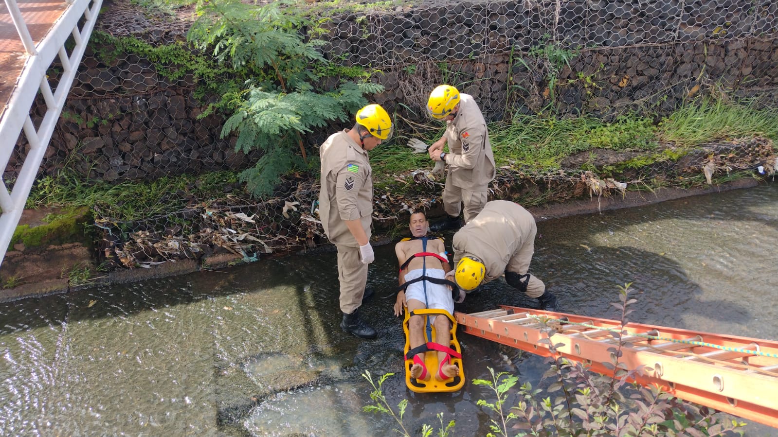 Bombeiros resgatam homem pulou no córrego Barrinha após fugir de hospital