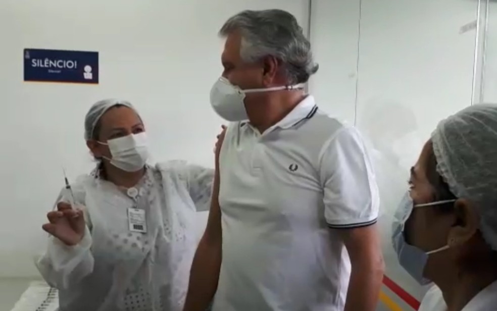 Governador de Goiás é vacinado na manhã de hoje contra a Covid-19