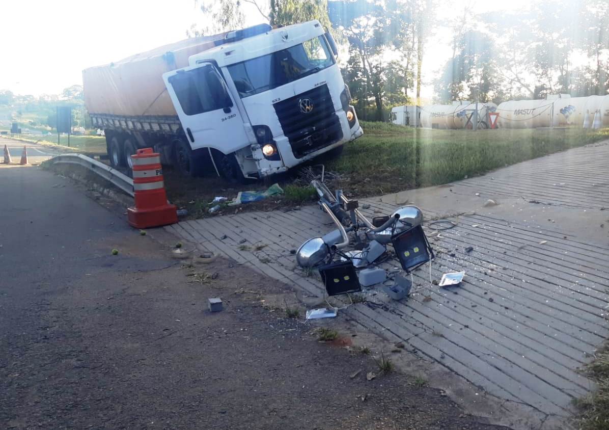 Caminhão atinge dependências da PRF em Goiânia após motorista drogado pular do veículo 