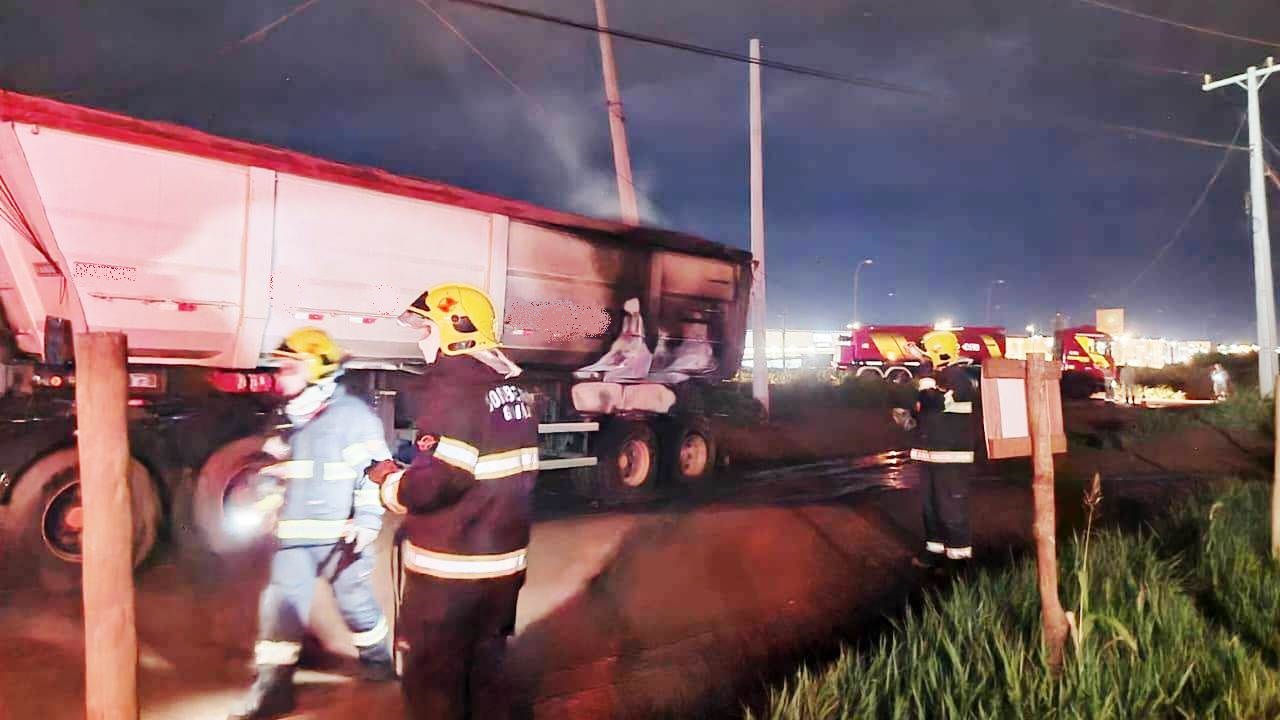 Caminhão bate em poste e causa incêndio em outro veiculo em Rio Verde